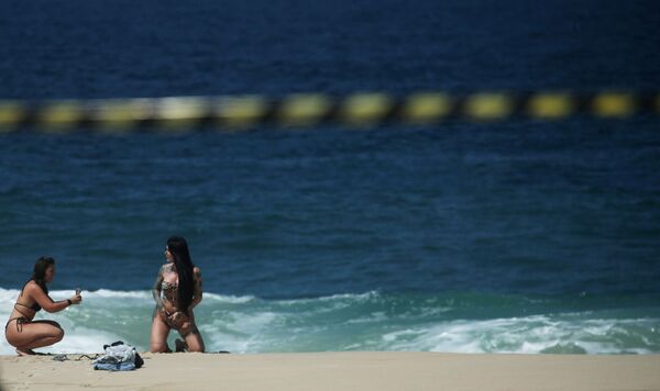 امرأة تقف على شاطئ إيبانيما، بعد إغلاق جميع الشواطئ كإجراء احترازي لاحتواء تفشي مرض فيروس كورونا (كوفيد-19) في ريو دي جانيرو، البرازيل، 20 مارس 2021 - سبوتنيك عربي
