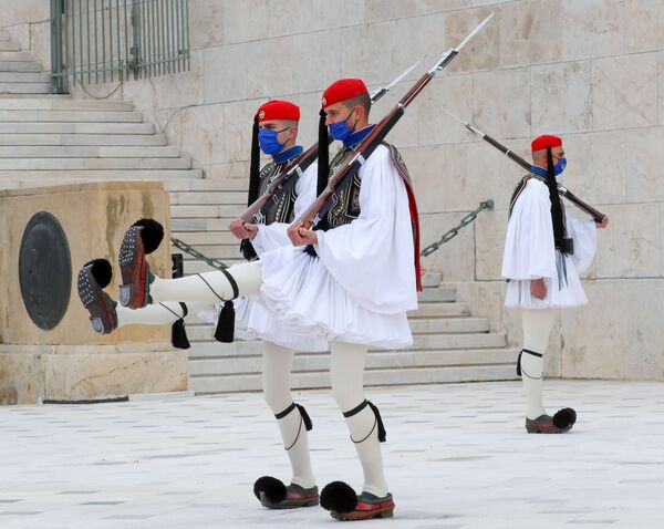 حرس الشرف اليوناني في موقع قبر الجندي المجهول في ميدان سينتاغما في أثينا، اليونان 25 مارس 2021 - سبوتنيك عربي