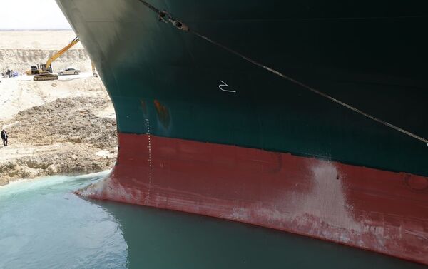 محاولات تعويم السفينة العملاقة الجانحة في قناة السويس - سبوتنيك عربي