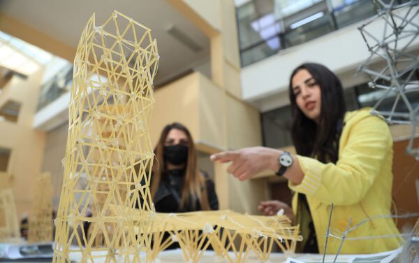 طلاب كلية الهندسة المعمارية بجامعة دمشق يستخدمون المعكرونة لتنفيذ مشاريعهم الجامعية، سوريا 26 مارس 2021 - سبوتنيك عربي