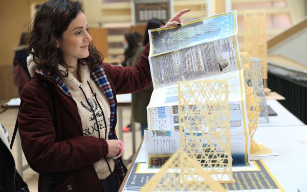 طلاب كلية الهندسة المعمارية بجامعة دمشق يستخدمون المعكرونة لتنفيذ مشاريعهم الجامعية، سوريا 26 مارس 2021 - سبوتنيك عربي
