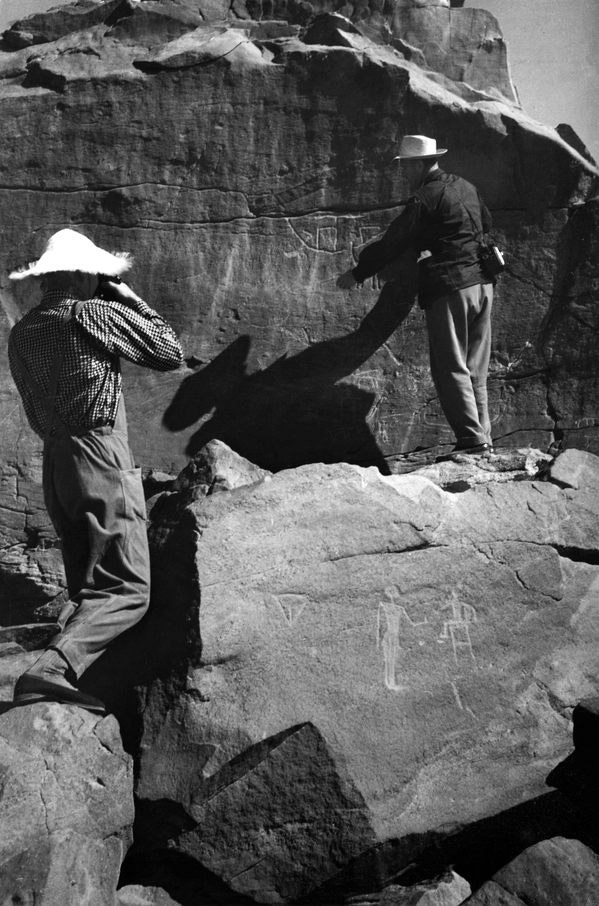 رئيس البعثة العلمية ب.ب. بيوتروفسكي و ل. ن. بيتروف أمام مجموعة من الأحجار عليها كتابات هيروغليفية في أبو دروة، عام 1962 - سبوتنيك عربي