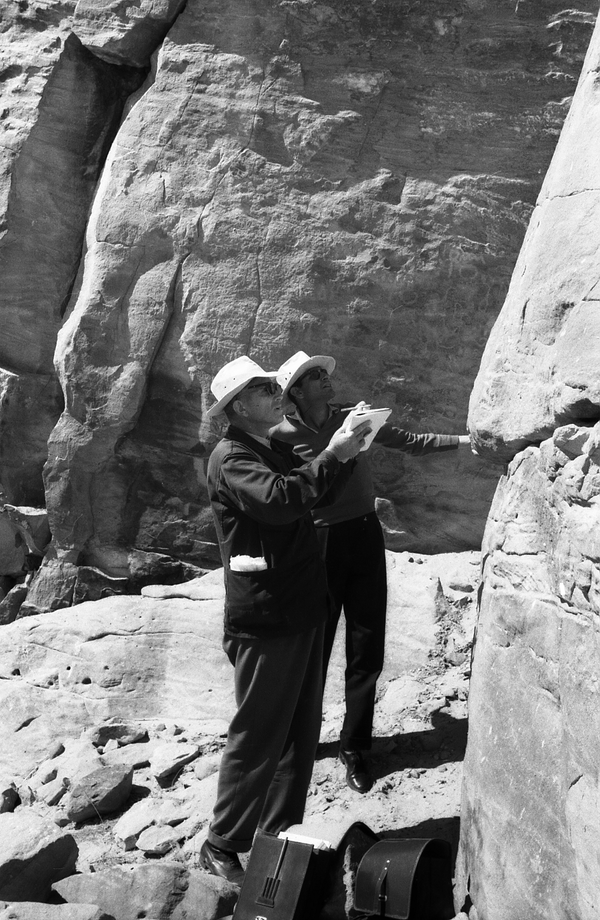 رئيس البعثة العلمية ب.ب. بيوتروفسكي وفؤاد يعقوب ينسخون الرسومات والكتابات الهيروغليفية من على مجموعة من الأحجار في أبو دروة، عام 1962 - سبوتنيك عربي