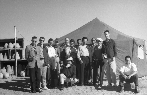 أعضاء البعثة المشتركة لمتحف بيبودي للتاريخ الطبيعي في جامعة ييل، ومتحف علم الآثار والأنثروبولوجيا في جامعة بنسلفانيا تحت إشراف دبليو كيه سيمبسون، إلى معسكر علماء أثار السوفييت، عام 1962 - سبوتنيك عربي