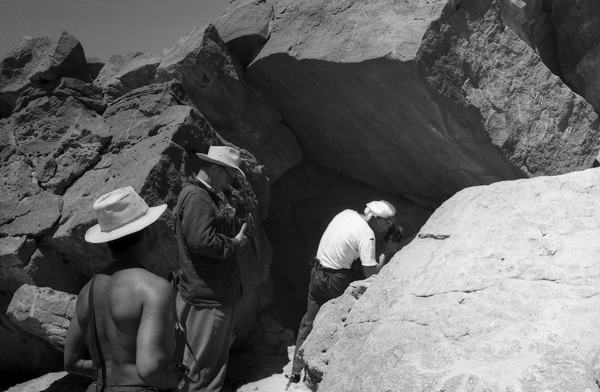 تصوير النقوش على أحد الصخور في منطقة أم عشيرة، عام 1962 - سبوتنيك عربي