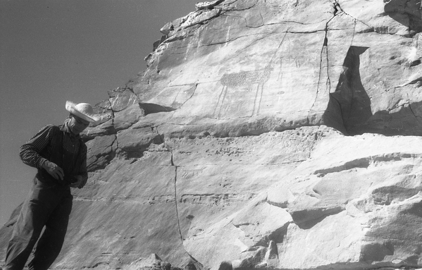 ل. ن. بيتروف يقف أمام مجموعة من الأحجار عليها رسوم يعبر عن حيوان يشبه الزرافة في أبو دروة، عام 1962 - سبوتنيك عربي