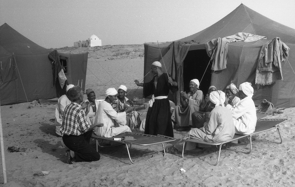 الرقص في خيمة العمال بمناسبة وصول الأميرة آغا خان، عام 1962 - سبوتنيك عربي
