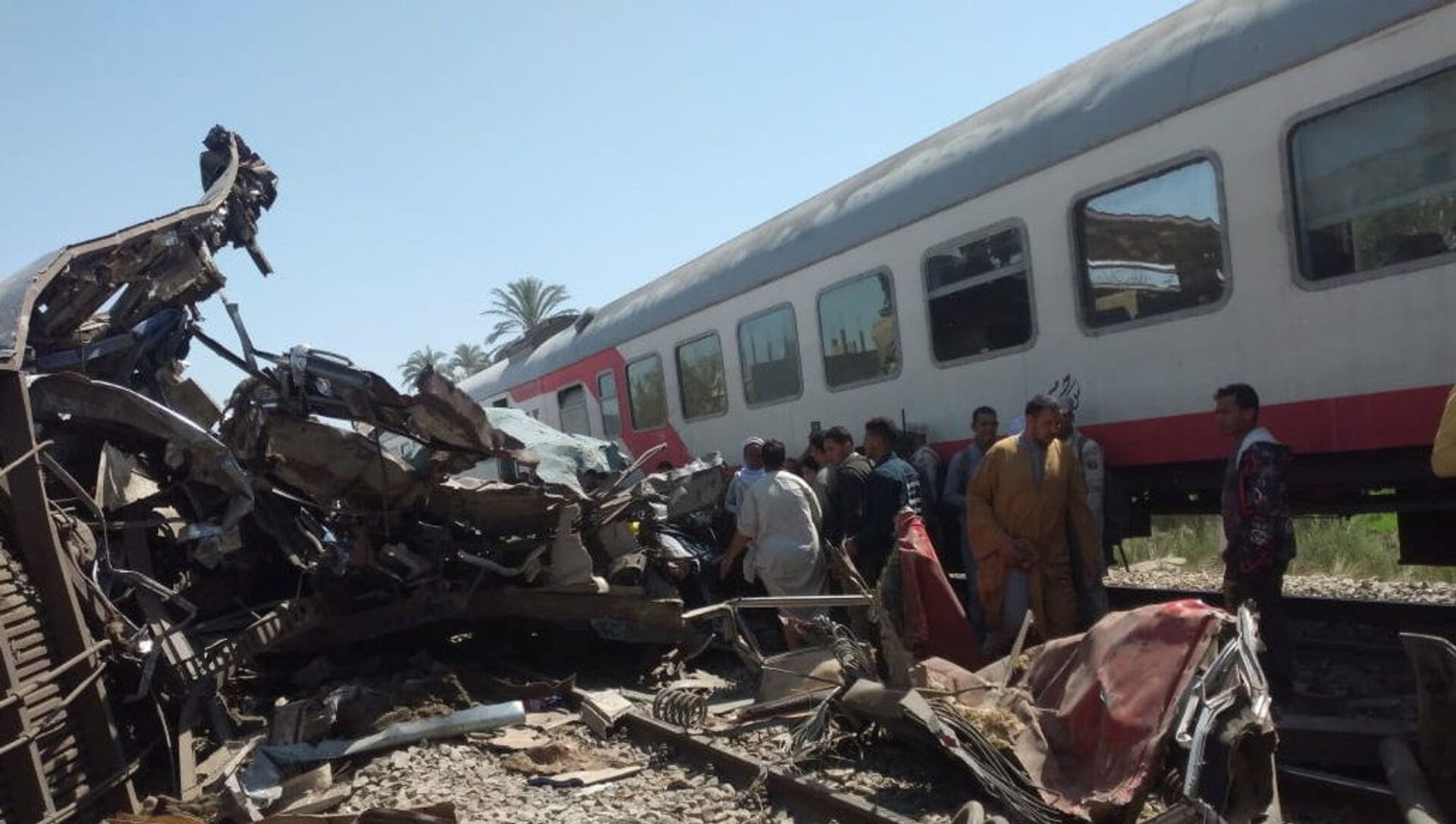 مواطنون يتفقدون الأضرار بعد اصطدام قطارين قرب مدينة سوهاج، 26 مارس/ آذار 2021 - سبوتنيك عربي, 1920, 28.03.2021