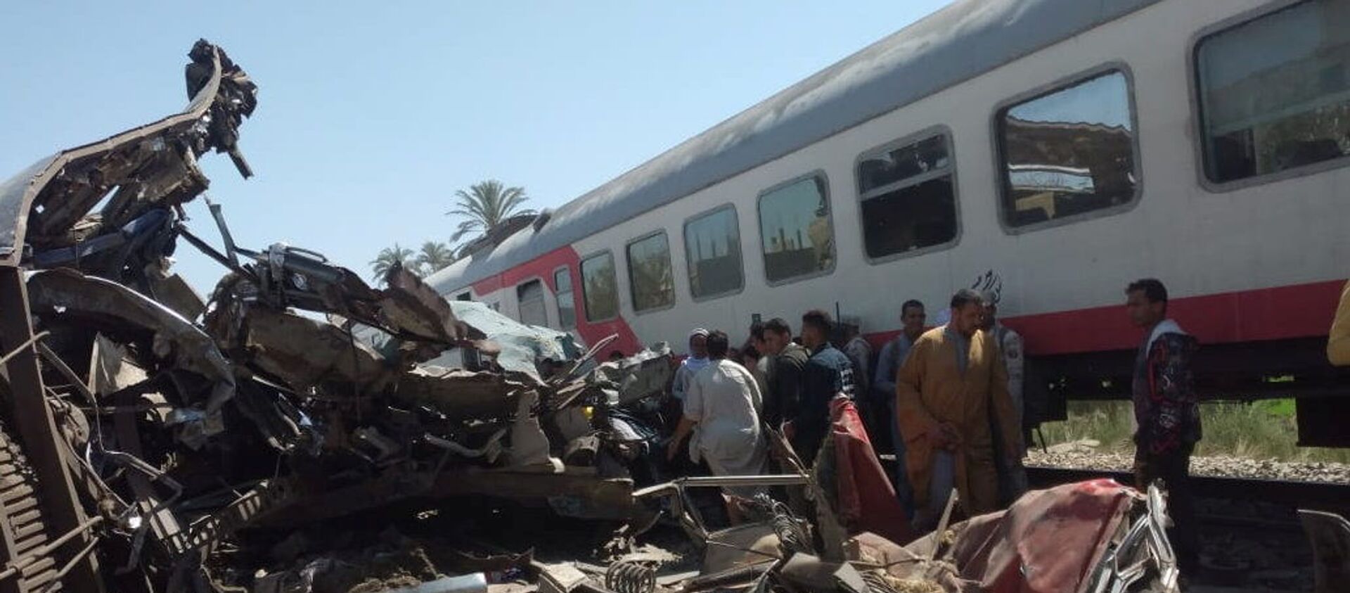 مواطنون يتفقدون الأضرار بعد اصطدام قطارين قرب مدينة سوهاج، 26 مارس/ آذار 2021 - سبوتنيك عربي, 1920, 28.03.2021
