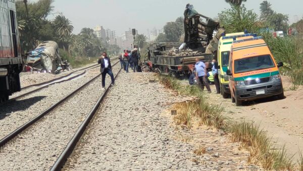 إزالة مخلفات حادث قطاري سوهاج في صعيد مصر - سبوتنيك عربي