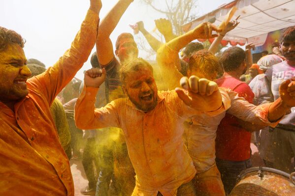 الهنود الهندوس يحتفلون بمهرجان الألوان هولي في بلدة برسانا، التي تبعد 115 كلم عن العاصمة نيودلهي، الهند  23 مارس 2021 - سبوتنيك عربي
