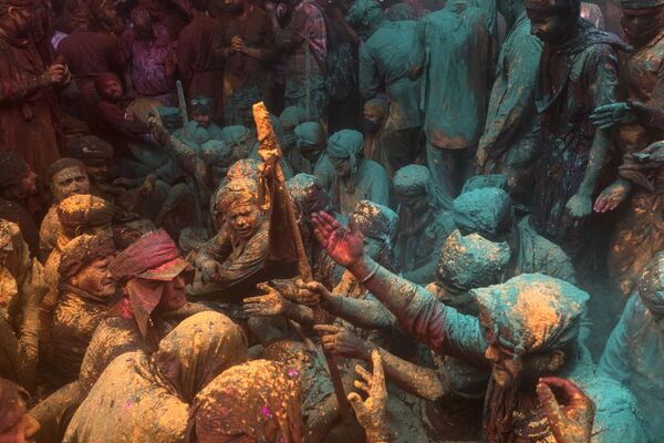الهنود الهندوس يحتفلون بمهرجان الألوان هولي في بلدة برسانا، التي تبعد 115 كلم عن العاصمة نيودلهي، الهند  23 مارس 2021 - سبوتنيك عربي