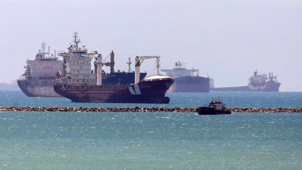 السفن العالقة في قناة السويس أثناء جنوح سفينة إيفرغيفن - سبوتنيك عربي