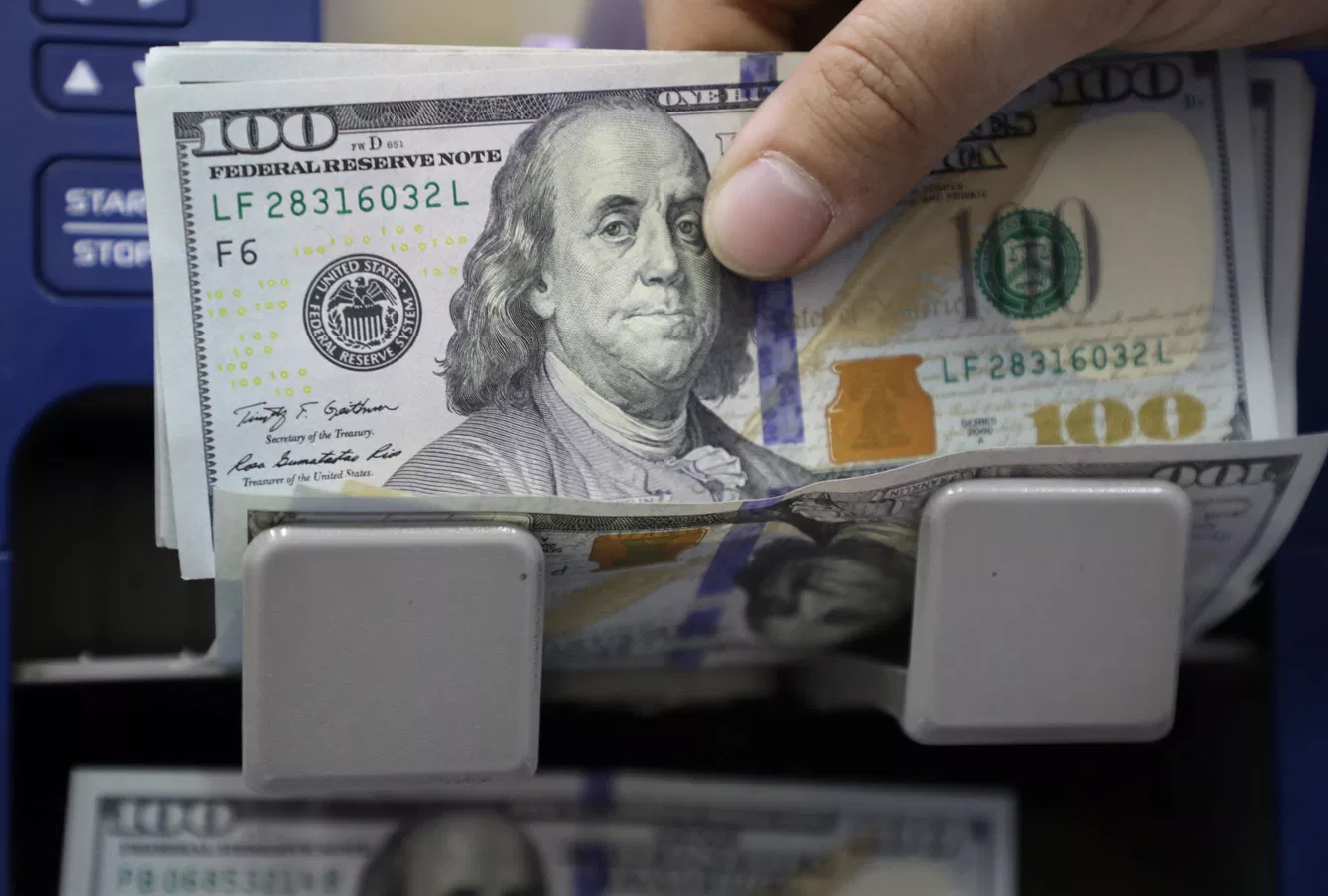 تراجع الدولار «أمر وارد» والسبب مضاربون من المستثمرين الأفراد