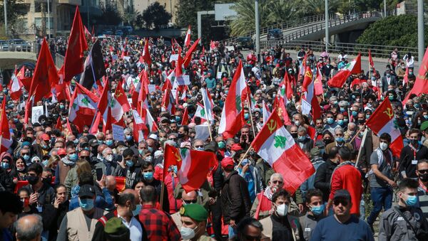 متظاهرون يجتمعون وسط بيروت احتجاجا على الأوضاع الاقتصادية المتردية في لبنان، 28 مارس 2021 - سبوتنيك عربي