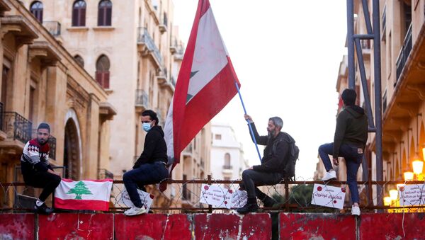 متظاهرون يجتمعون في بعبدا احتجاجا على الأوضاع الاقتصادية المتردية في لبنان، 18مارس 2021 - سبوتنيك عربي