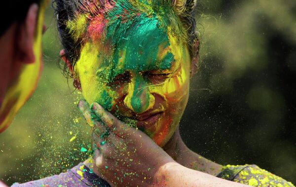 الهنود يحتفلون بمهرجان الألوان هولي في مومباي، الهند 28 مارس 2021 - سبوتنيك عربي