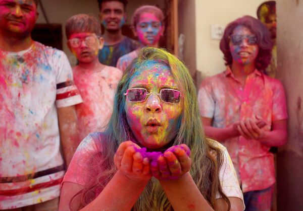 الهنود يحتفلون بمهرجان الألوان هولي في أحمد آباد، الهند 29 مارس 2021 - سبوتنيك عربي