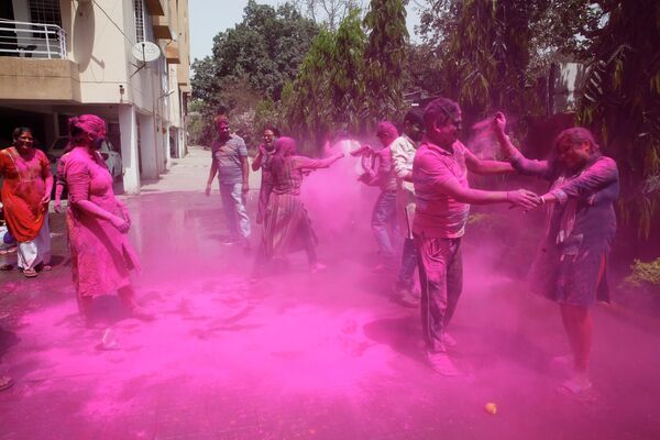 الهنود يحتفلون بمهرجان الألوان هولي في برايادغراجي، الهند 29 مارس 2021 - سبوتنيك عربي