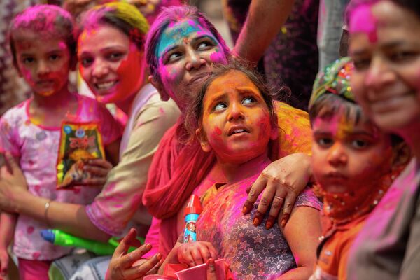 الهنود يحتفلون بمهرجان الألوان هولي في غواهاتي، الهند 29 مارس 2021 - سبوتنيك عربي