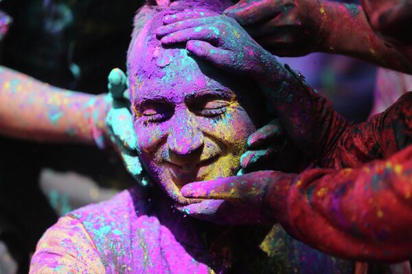 الهنود يحتفلون بمهرجان الألوان هولي في جامو، الهند 29 مارس 2021 - سبوتنيك عربي