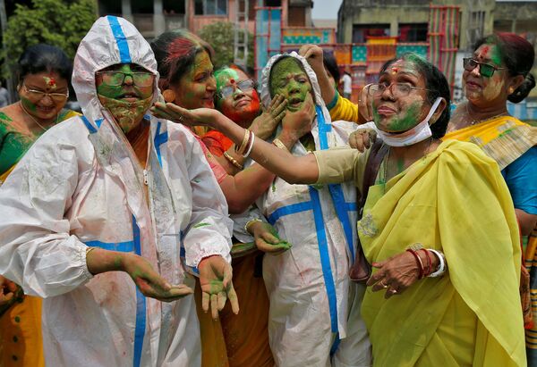 الهنود يحتفلون بمهرجان الألوان هولي في كالكوتا، الهند 29 مارس 2021 - سبوتنيك عربي