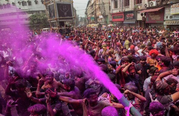 الهنود يحتفلون بمهرجان الألوان هولي في غواهاتي، الهند 29 مارس 2021 - سبوتنيك عربي