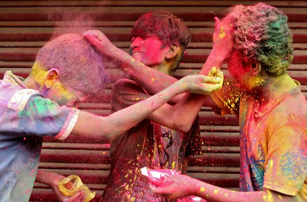 الهنود يحتفلون بمهرجان الألوان هولي في تشيناي، الهند 29 مارس 2021 - سبوتنيك عربي