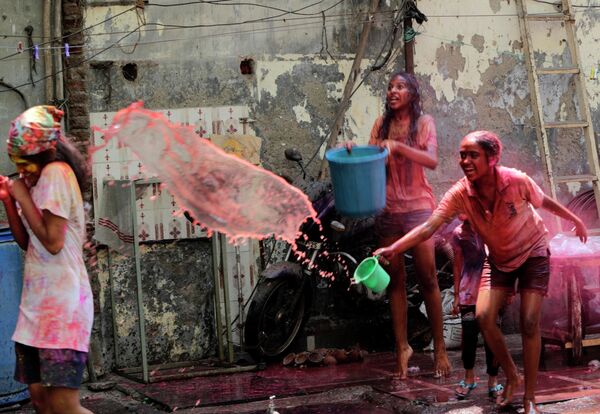 الهنود يحتفلون بمهرجان الألوان هولي في مومباي، الهند 29 مارس 2021 - سبوتنيك عربي