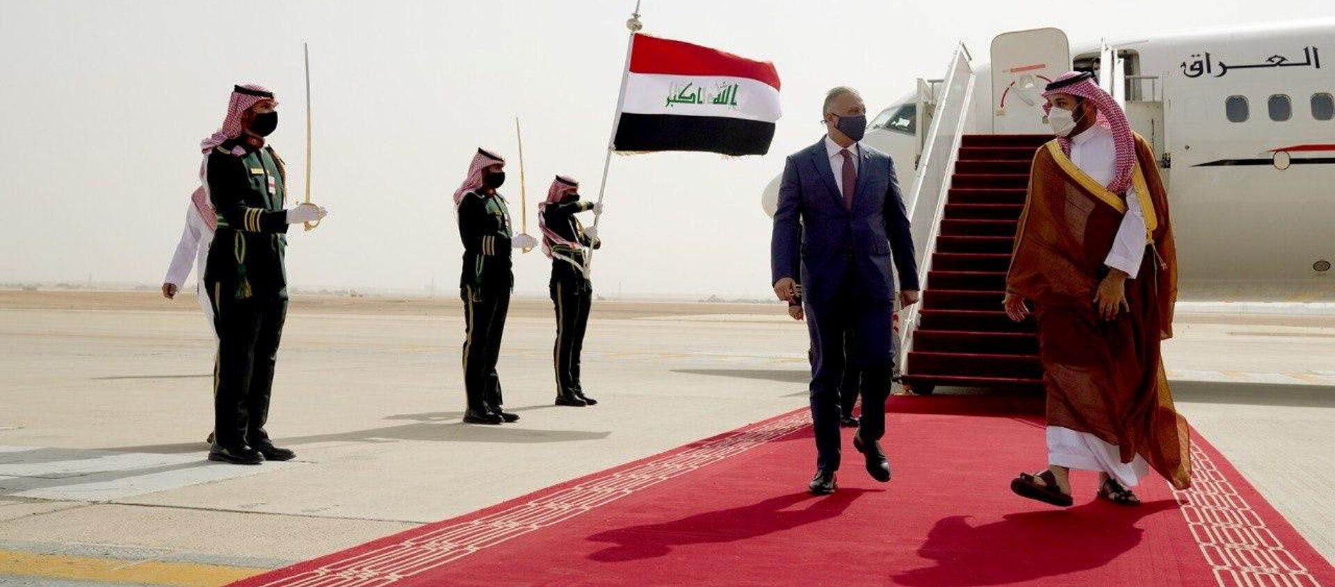 ولي العهد السعودي، الأمير محمد بن سلمان، يستقبل رئيس الوزراء العراقي مصطفى الكاظمي في مطار الرياض - سبوتنيك عربي, 1920, 31.03.2021