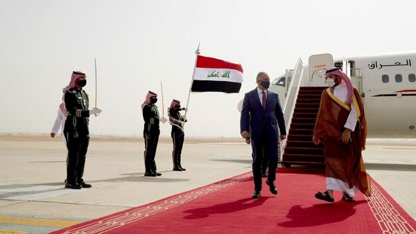 ولي العهد السعودي، الأمير محمد بن سلمان، يستقبل رئيس الوزراء العراقي مصطفى الكاظمي في مطار الرياض - سبوتنيك عربي