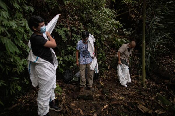 صائدو الفيروسات يرتدون زي الوقاية لحماية أنفسهم من التعرض للخفافيش في جبل ماكيلينغ ​في لوس بانوس، مقاطعة لاнونا، الفلبين، 18 فبراير 202 - سبوتنيك عربي