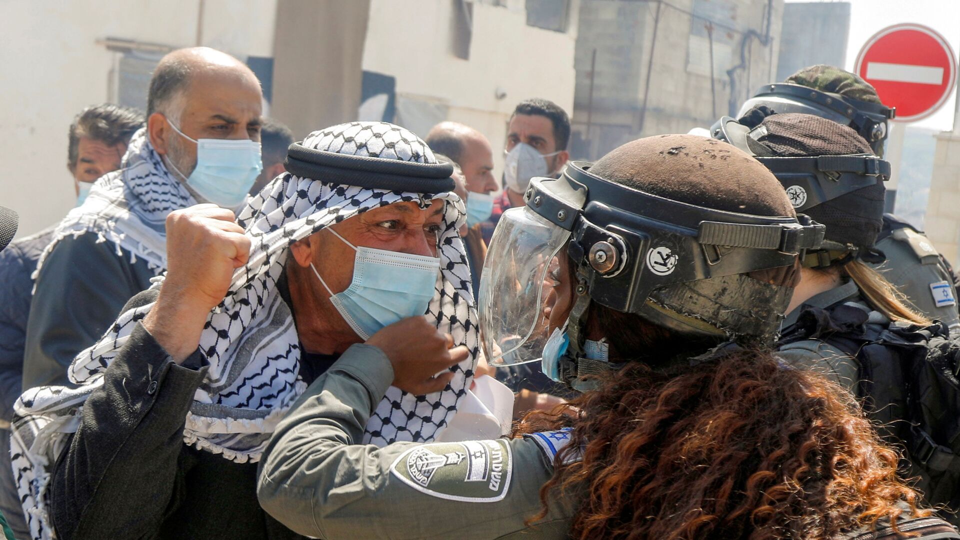 متظاهر فلسطيني يشتبك مع شرطية حدود إسرائيلية خلال مسيرة يوم الأرض، في سبسطية بالقرب من نابلس، في الضفة الغربية،  في 30 مارس 2021 - سبوتنيك عربي, 1920, 25.11.2021