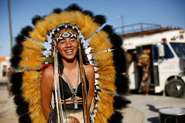 راقصة ماتاتشين تضحك أثناء مشاركتها في رقصة سانتا مويرتيه (قديسة الموت أو سيدة الموت) خلال احتفال الأسبوع المقدس، في سيوداد خواريز، المكسيك، 28 مارس 2021 - سبوتنيك عربي