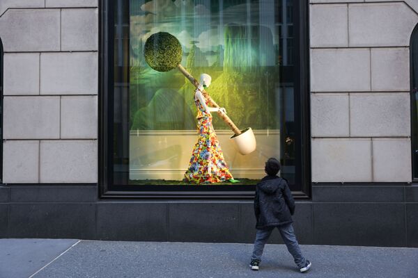 توقف طفل لإلقاء نظرة على نافذة متجر بلومينغديلز في حي مانهاتن بمدينة نيويورك، نيويورك، الولايات المتحدة، 29 مارس 2021 - سبوتنيك عربي