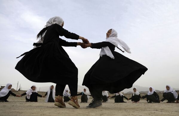 طالبات أفغانيات يلعبن في مدرسة ابتدائية في كابول، أفغانستان، 27 مارس 2021 - سبوتنيك عربي