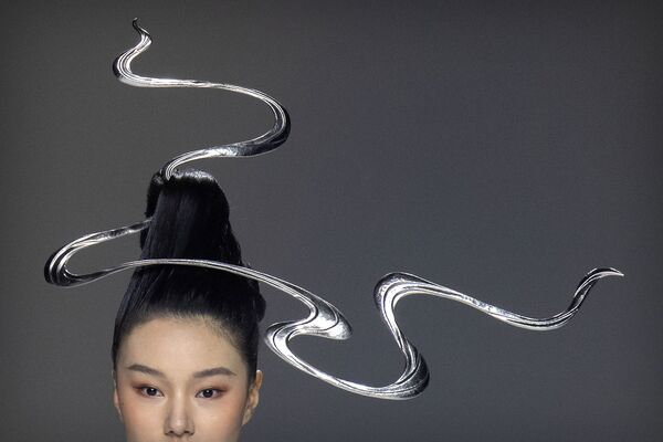 عارضة أزياء تقدم إبداعًا مستوحى من الملابس الصينية التقليدية من ماركة الأزياء تشويان خلال أسبوع الموضة الصيني في بكين، الصين 27 مارس 2021 - سبوتنيك عربي