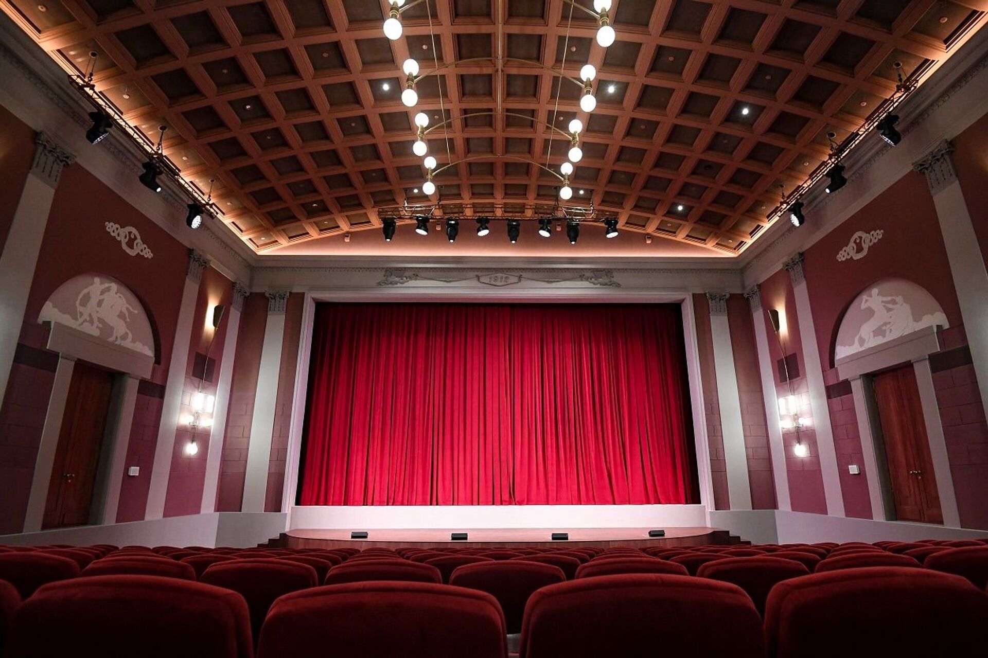 استقطبت تولستوي... أقدم سينما في روسيا تفتح أبوابها للجمهور بعد سنوات من التجديدات... صور - سبوتنيك عربي, 1920, 03.04.2021