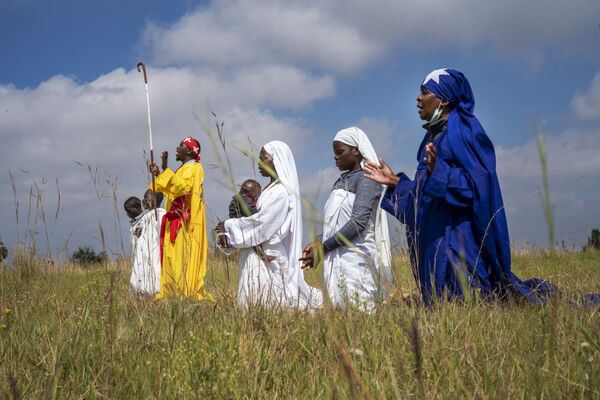 مراسم الاحتفال بعيد الفصح الكاثوليكي في سويتو، جنوب أفريقيا 4 أبريل 2021 - سبوتنيك عربي