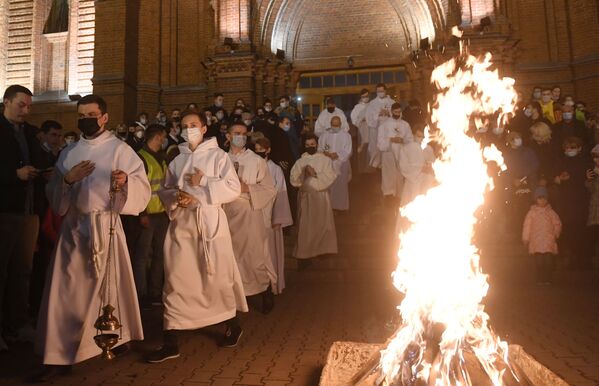 مراسم الاحتفال بعيد الفصح الكاثوليكي في موسكو، روسيا 4 أبريل 2021 - سبوتنيك عربي
