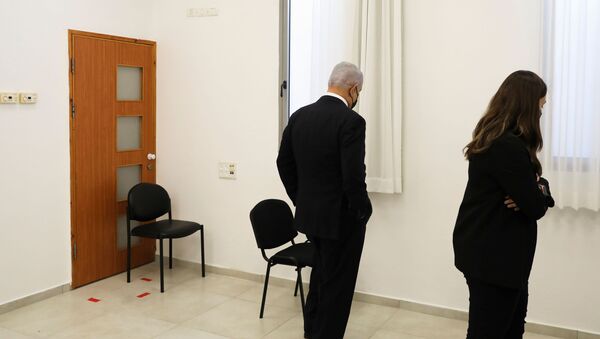 رئيس الوزراء الإسرائيلي بنيامين نتنياهو قبل بدء المحاكمة في قضايا الرشوة وخيانة الأمانة - سبوتنيك عربي