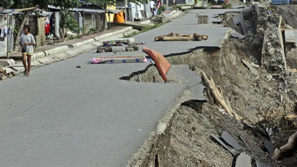 تداعيات زلزال قوي ضرب محافظة نوسا تنقارا الغربية، إندونيسيا 6 أبريل 2021 - سبوتنيك عربي