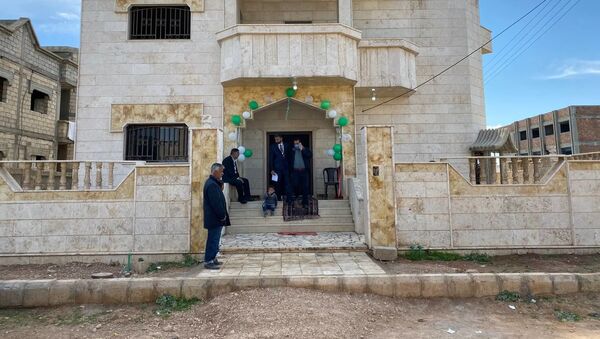  أحد المحامين السوريين في مدينة القامشلي يتبرع بفيلته الخاصة لتحويلها إلى أول دار لرعاية الأطفال ممن حولتهم الحرب إلى أيتام، 7 أبريل 2021 - سبوتنيك عربي