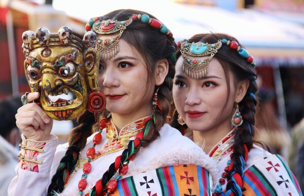 فتيات ترتدي الأزياء الوطنية في التبت. خلال الوباء بأكمله في التبت، حيث تم اكتشاف حالة واحدة فقط أصيبت بـ كوفيد-19 في بداية عام 2020 - سبوتنيك عربي