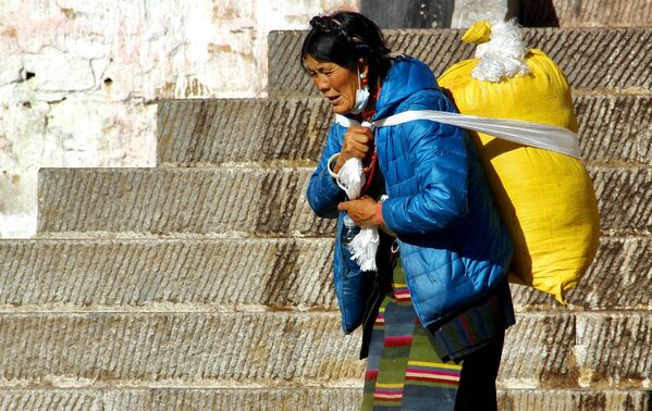 إحدى حجاج التبت في مدينة لهاسا (أو لاسا). خلال الوباء بأكمله في التبت، حيث تم اكتشاف حالة واحدة فقط أصيبت بـ كوفيد-19 في بداية عام 2020 - سبوتنيك عربي