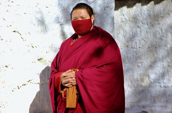 أحد حجاج التبت في مدينة لهاسا (أو لاسا). خلال الوباء بأكمله في التبت، حيث تم اكتشاف حالة واحدة فقط أصيبت بـ كوفيد-19 في بداية عام 2020 - سبوتنيك عربي