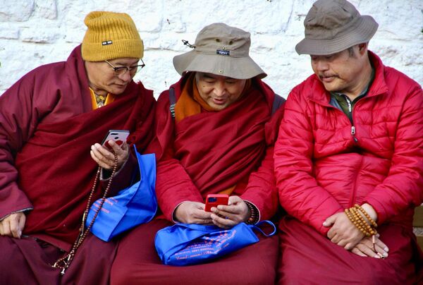 رهبان التبت في مدينة لهاسا (أو لاسا). خلال الوباء بأكمله في التبت، حيث تم اكتشاف حالة واحدة فقط أصيبت بـ كوفيد-19 في بداية عام 2020 - سبوتنيك عربي