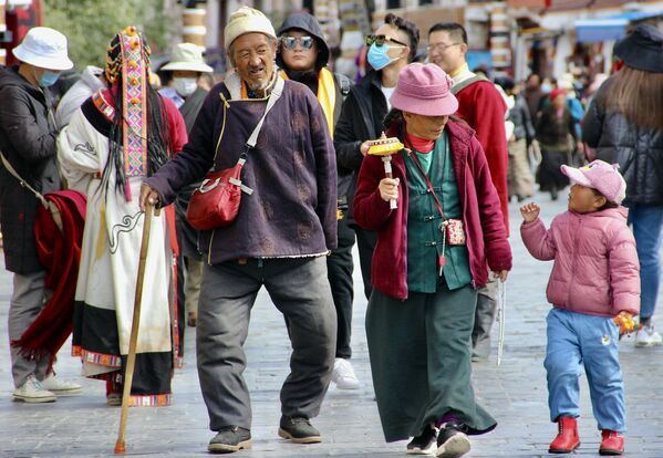 أهالي مدينة لهاسا (أو لاسا) في التبت. خلال الوباء بأكمله في التبت، حيث تم اكتشاف حالة واحدة فقط أصيبت بـ كوفيد-19 في بداية عام 2020 - سبوتنيك عربي