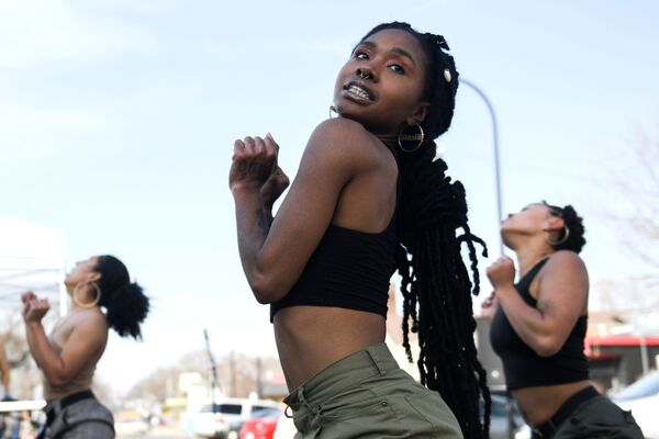 فرقة نيو بلاك ستي (New Black City) تقدم عرضًا في ساحة جورج فلويد، خلال مهرجان قوة حب الشعب في مينيابوليس، ولاية مينيسوتا، الولايات المتحدة، 4 أبريل 2021 - سبوتنيك عربي