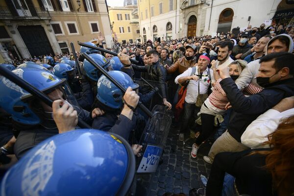 احتجاجات أصحاب المطاعم ورجال أعمال ضد التدابير الوقائية المفروضة بسبب كورونا في روما، إيطاليا 6 أبريل 2021 - سبوتنيك عربي